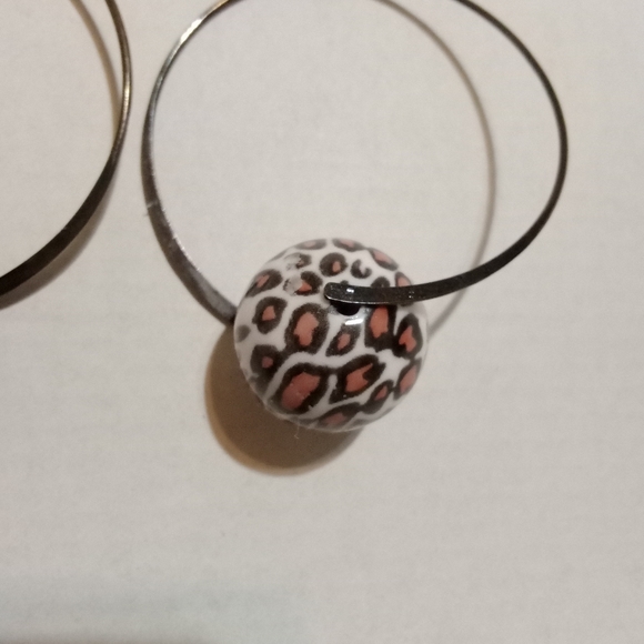 Hoop earrings with a leopard printed bead - Picture 2 of 3